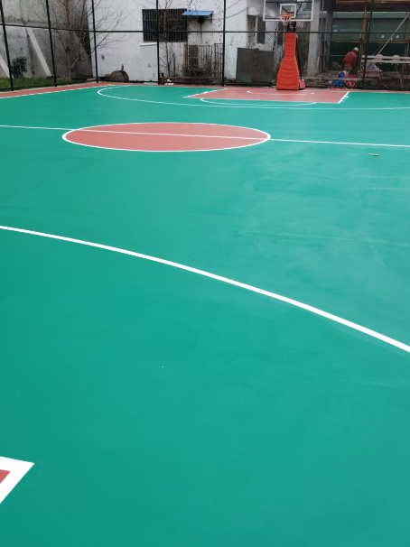 郧阳 球场长期使用易出现地面开裂